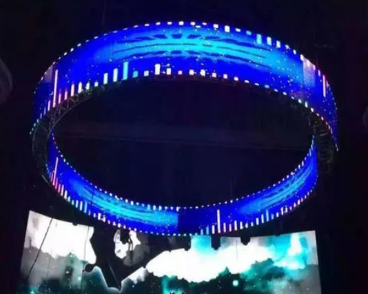 工人安裝年會(huì)晚會(huì)大型LED屏幕時(shí)請(qǐng)佩戴上安全防墜器